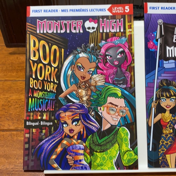 Monster High Books Bilingual First Readers Level 5 - Picture 2 of 7